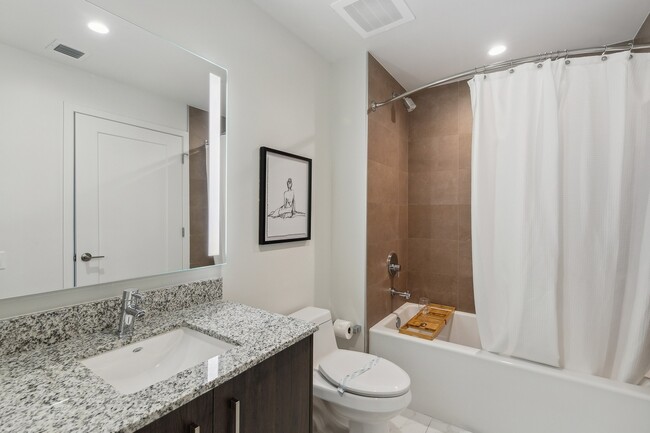 Life Time Living Gables Station Modelo Baño 2 - Life Time Living at Gables Station