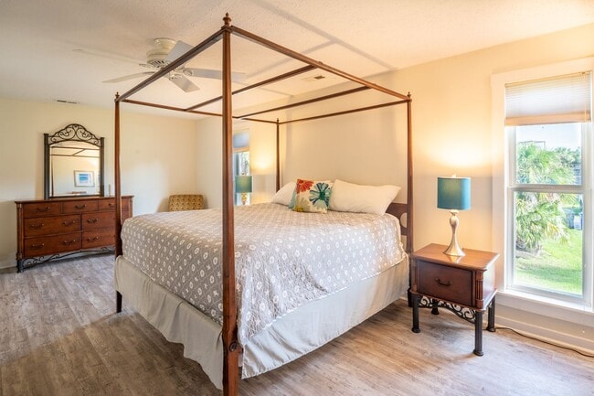 Foto del edificio - TIME TO SECURE YOUR BOATER'S PARADISE FOR THE FALL OF '25-SPRING OF '26