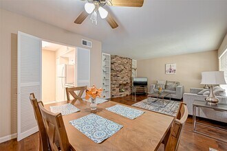 Building Photo - 2121 Fountain View Dr