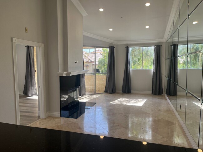 Foto del edificio - Amazing upgraded penthouse level unfurnish...
