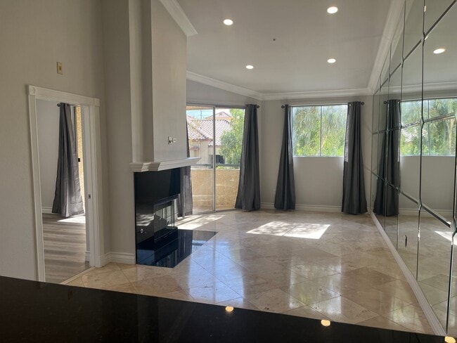 Building Photo - Amazing upgraded penthouse level unfurnish...