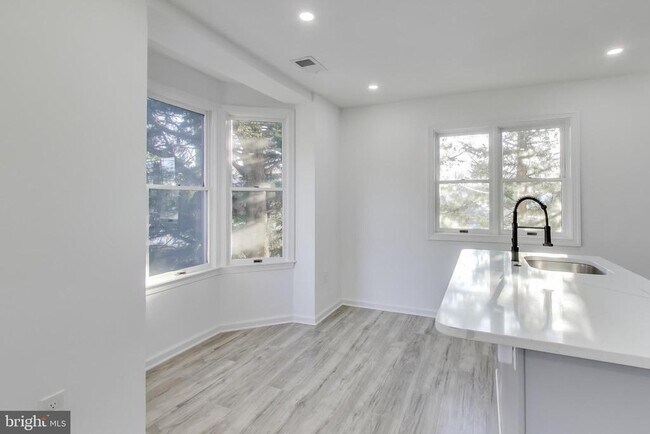 Foto del edificio - 5305 Dana Pl NW