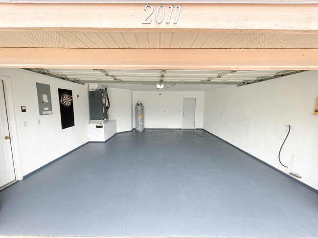 Building Photo - 2011 Beaver Creek Dr