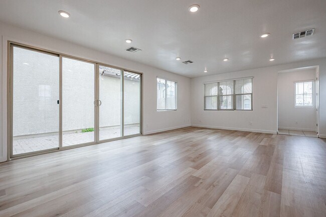Building Photo - Stunning 4 bedroom, 4 bathroom home in the...