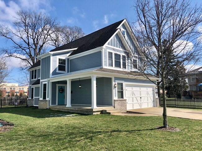 Vista de calle - 235 3rd Ave NE
