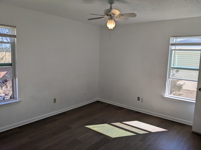 Building Photo - 2607 N Ayers Ave