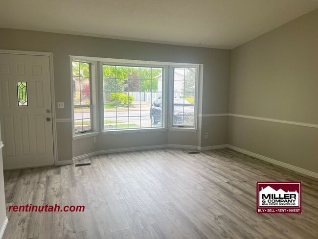 Building Photo - Beautiful newly remodeled home in Sandy Fo...