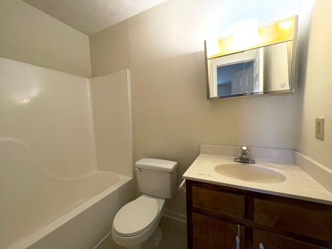 Building Photo - PRE-LEASING FOR AUGUST!