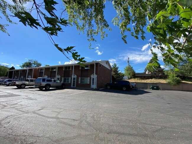 Building Photo - Two Bedroom Town Home on Florida Rd.