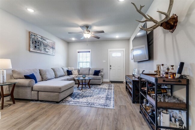 Foto del edificio - Beautifully Updated 3 Bed, 2.5 Bath in Pea...