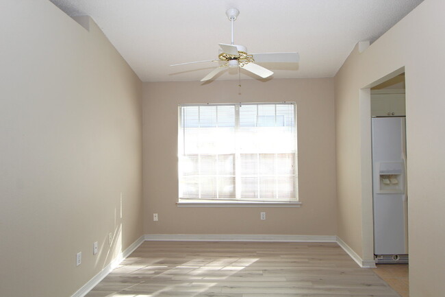 Foto del edificio - Updated 3-Bed, 2-Bath Home in Charter Oaks...