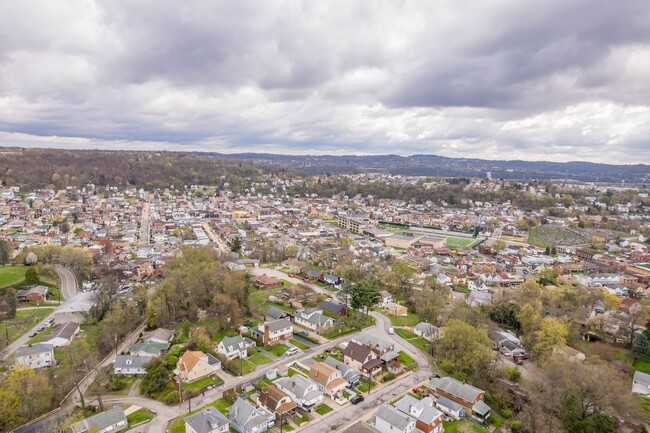 Building Photo - Stunning 2 Bedroom home in McKees Rocks Av...