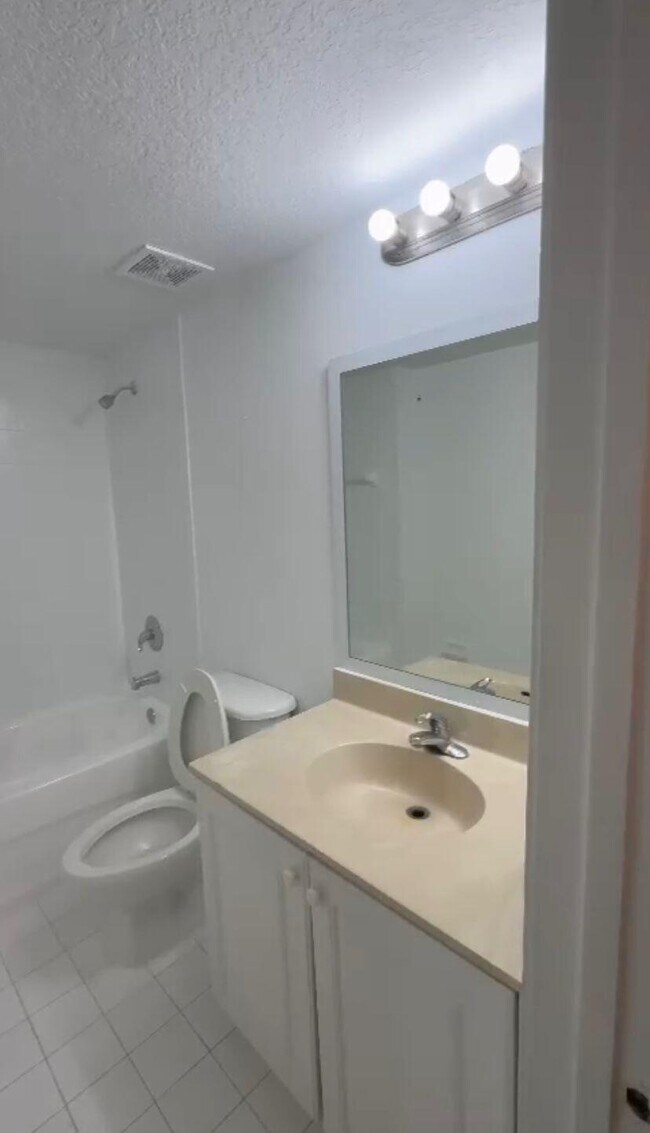 Foto del edificio - 1157 Golden Lakes Blvd
