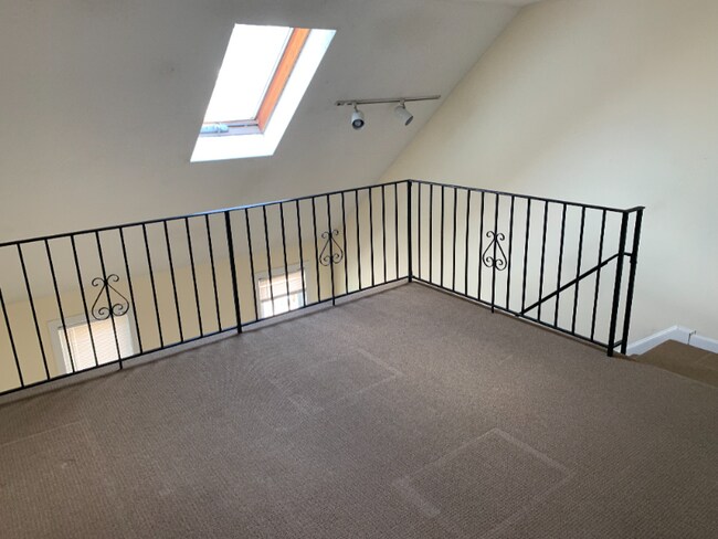 Foto del edificio - 107 University Ave