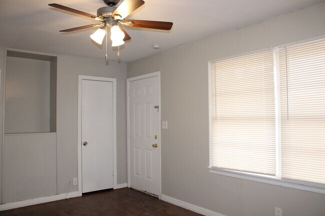 Building Photo - 2/1 cute house ready to move in Lawndale!!!