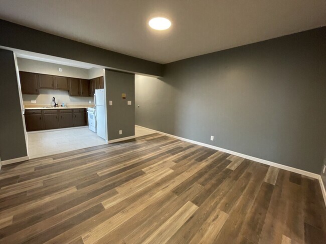 Building Photo - Glenmore - 2905 - (Units 1 - 8)