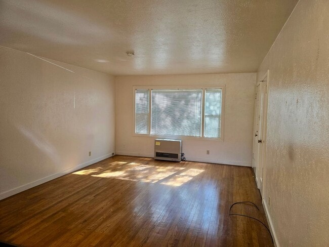 Building Photo - Downstairs one bedroom apartment available in Four-Plex!