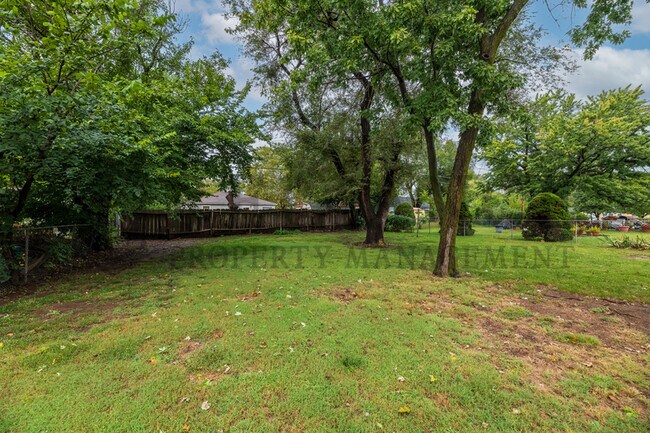 Building Photo - 1613 Green Acres St