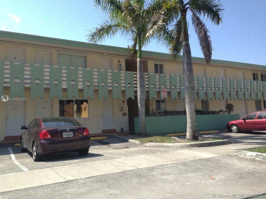 940 NE 170th St Unit 212, North Miami Beach, FL 33162 Condo for Rent