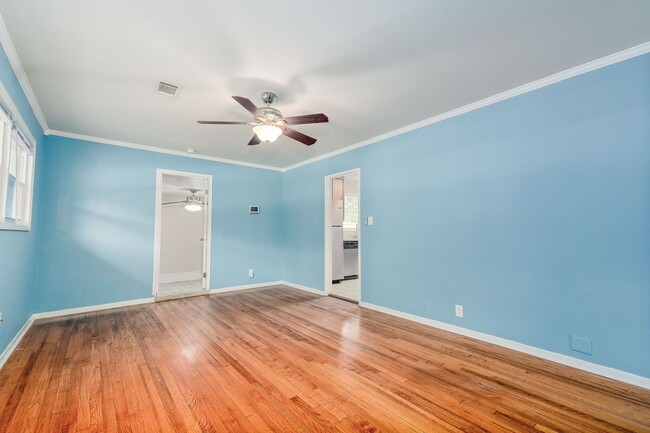 Building Photo - Comfortable Home Minutes from Park Circle