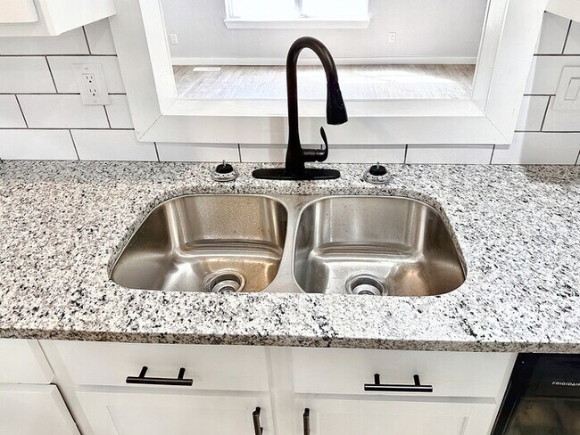 Building Photo - 11713 N Francis Ave