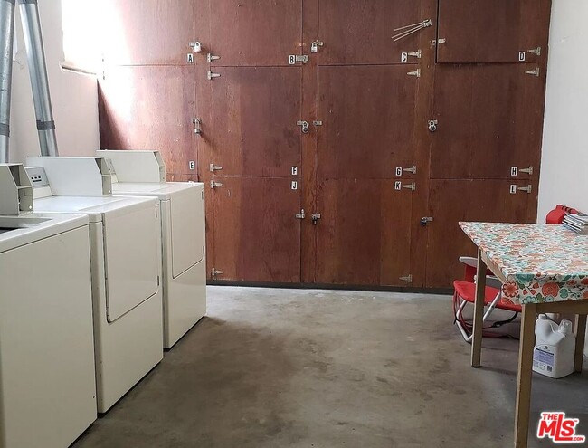 Building Photo - 833 Moraga Dr