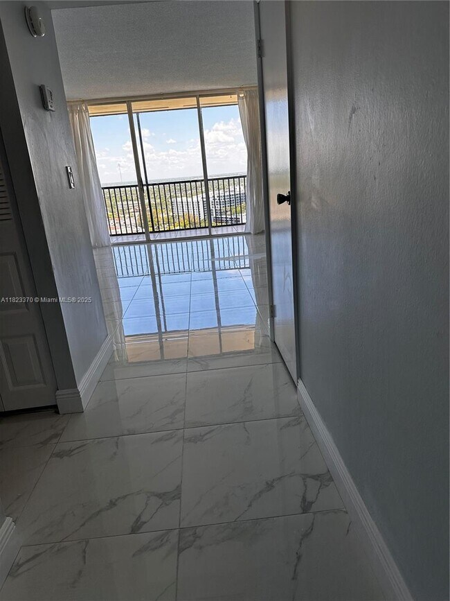 Foto del edificio - 20335 W Country Club Dr