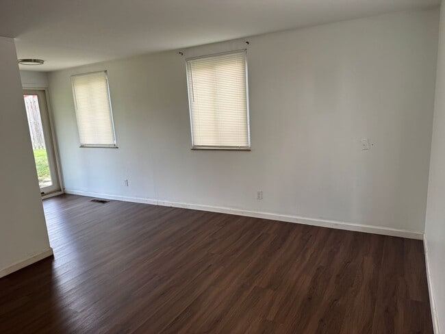 Building Photo - 4942-4944 Beacon Hill