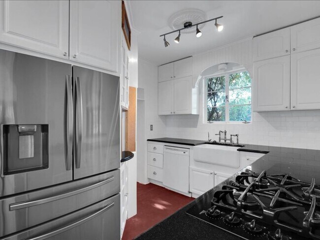 Foto del edificio - Charming Mission Style Home with Guest House & One Block from Arizona Inn