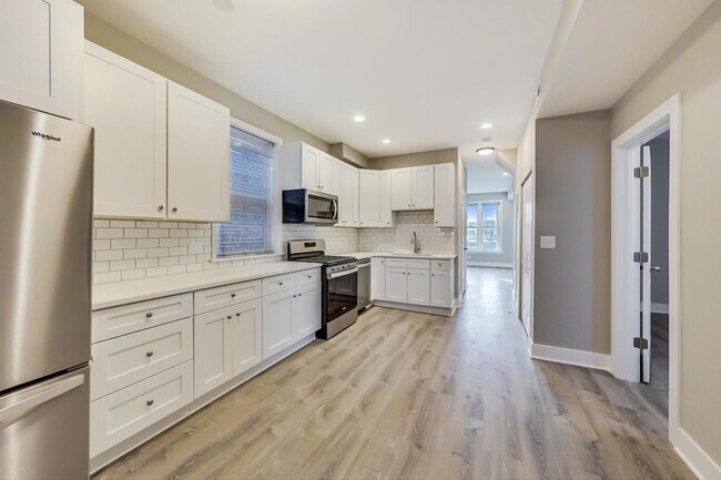 Building Photo - 1807 N Hermitage Ave
