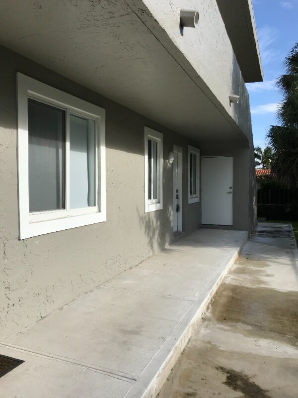 Building Photo - 801 NE 28th St