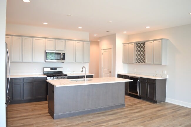 Building Photo - 219 3rd Ave