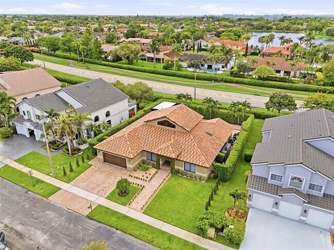 Foto del edificio - Northwest 9th Drive, Pembroke Pines, FL 33029 - 4 BR 2 BA single-family home