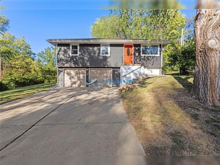 Foto principal - 4 bed, 2 bath, large backyard home AVAILABLE NOW!