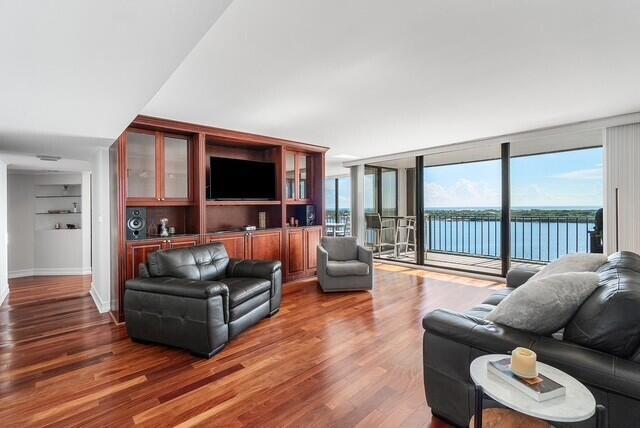 Foto del edificio - 124 Lakeshore Dr