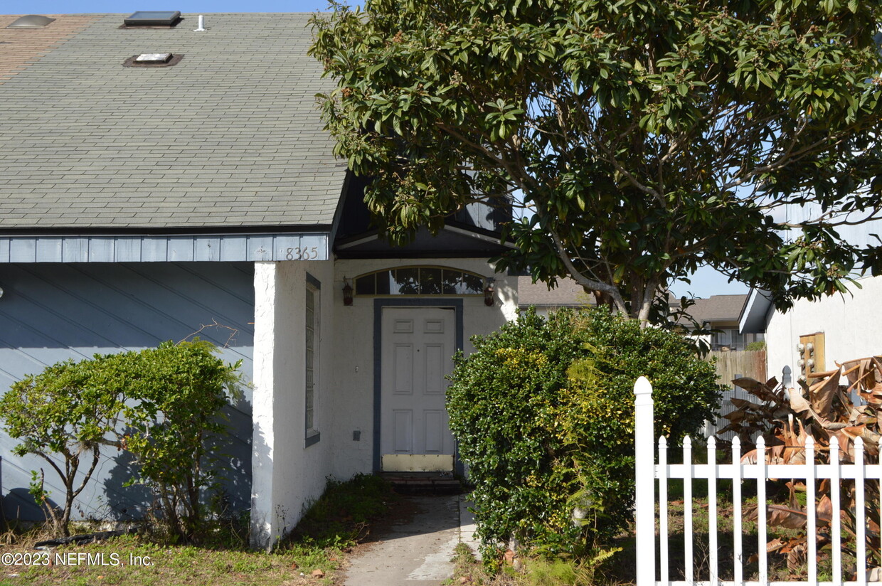 Primary Photo - 8365 Century Point Dr N