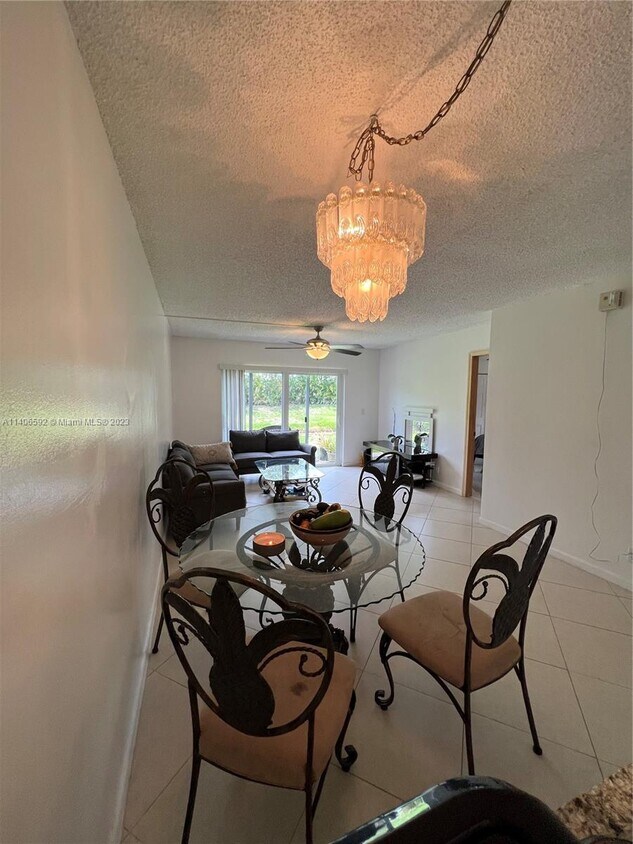 Foto principal - 10181 Twin Lakes Dr