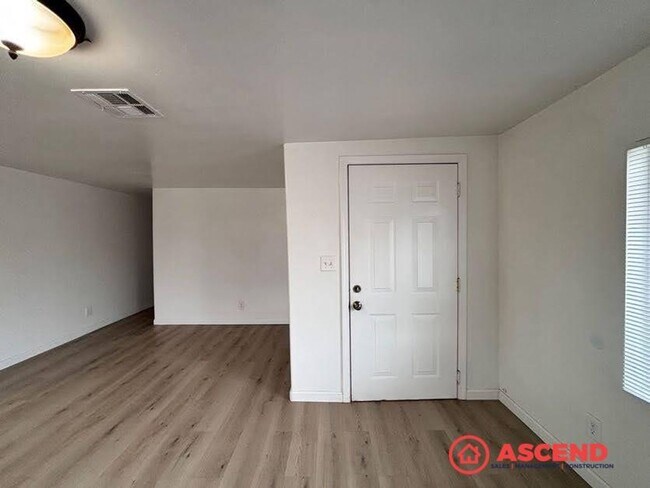 Foto del edificio - 201 E 1st St