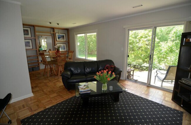 Foto del edificio - 1330 Barclay Ln