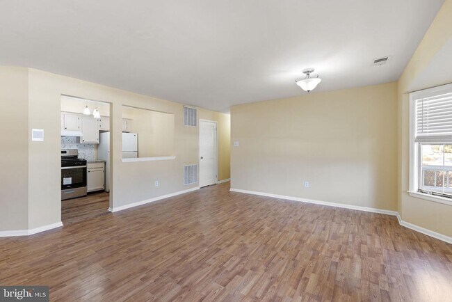 Foto del edificio - 104 Heritage Blvd