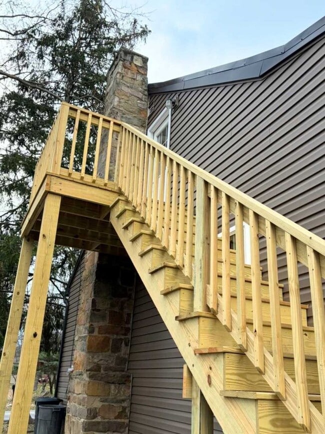 Building Photo - Studio Apartment in Mill Hall Close to Greenhouse!