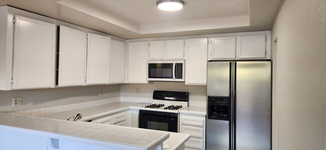Building Photo - Great location!!!  3 bed 2 1/2 bath town h...