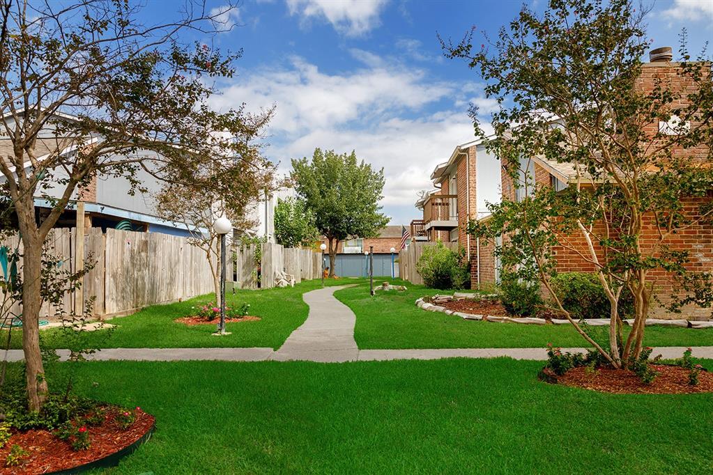 Foto principal - 9550 Deering Dr