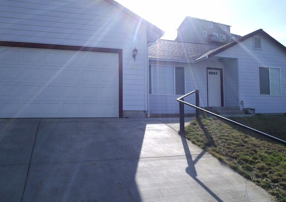 Primary Photo - ~Three Bedroom two bath house in Green~