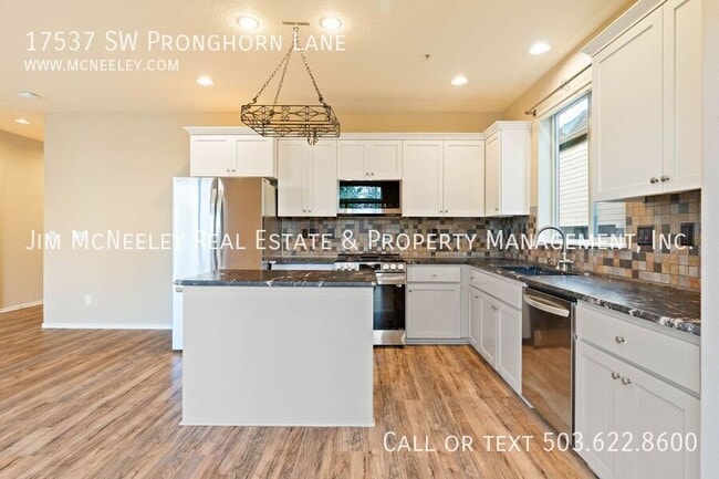 Building Photo - 17537 SW Pronghorn Ln