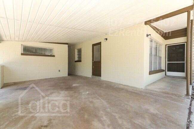 Building Photo - Charming 3/2 with Carport in Sanford
