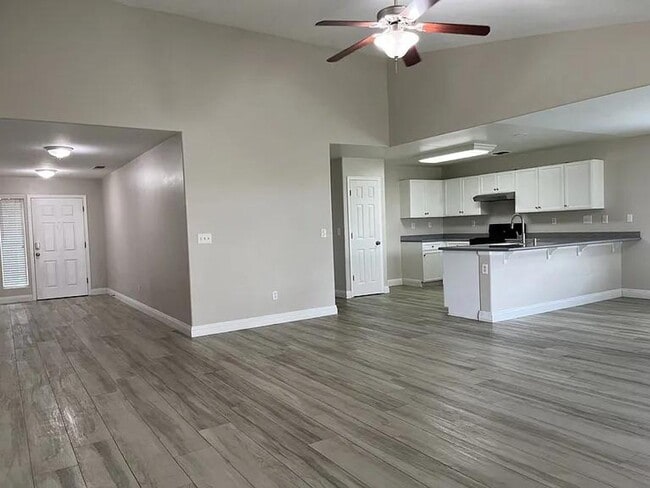 Building Photo - Spacious and super clean 4 bedroom, 2 bath...