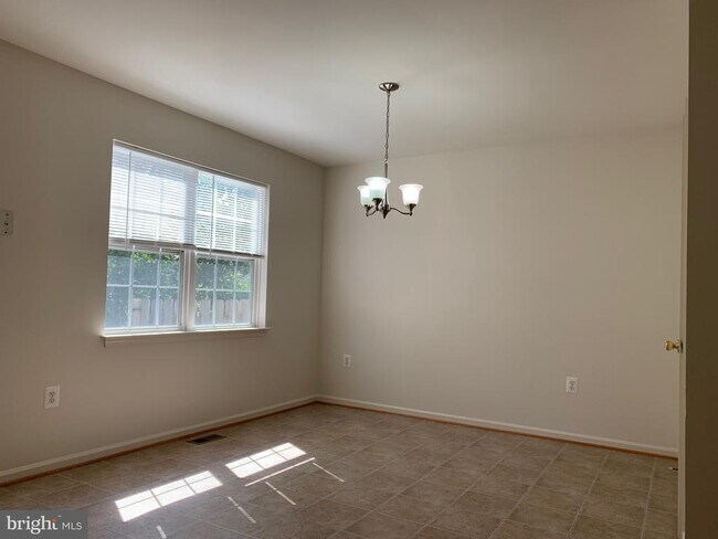 Foto del edificio - 105 Merrill Ct