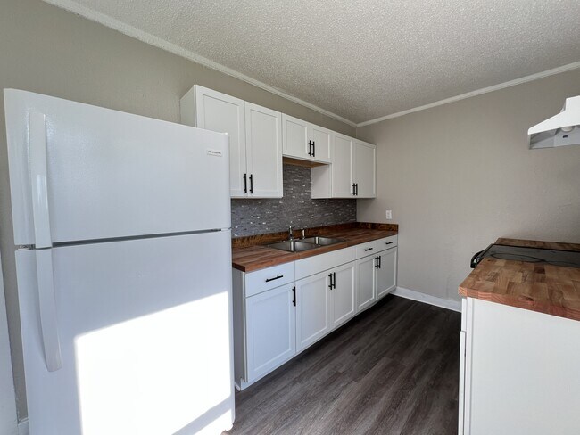 Building Photo - 1008 Rhomberg Ave