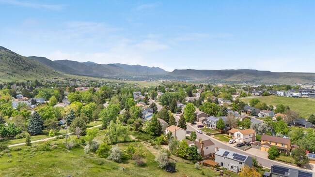 Building Photo - 5 Bedroom Home, Backs to Open Space, Walki...